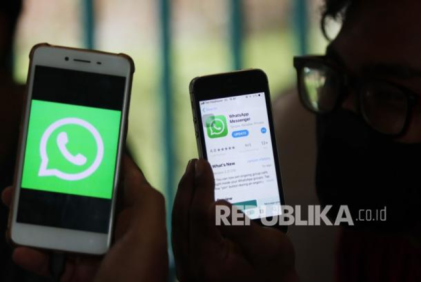 Warga mengamati fitur WhatsApp pada ponsel miliknya di Jakarta, Senin (1/11/2021). Cara Membuat Status Whatsapp (WA) Pakai Voice Note di Android dan iPhone. Foto: Antara/Indrianto Eko Suwarso