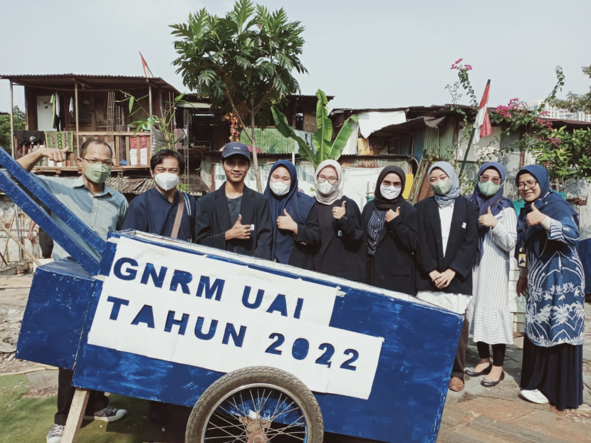 Kegiatan Safety Package dalam rangka Gerakan Nasional Revolusi Mental (GNRM) yang dilaksanakan oleh Universitas Al Azhar Indonesia menghasilkan tiga unit gerobak siap pakai.