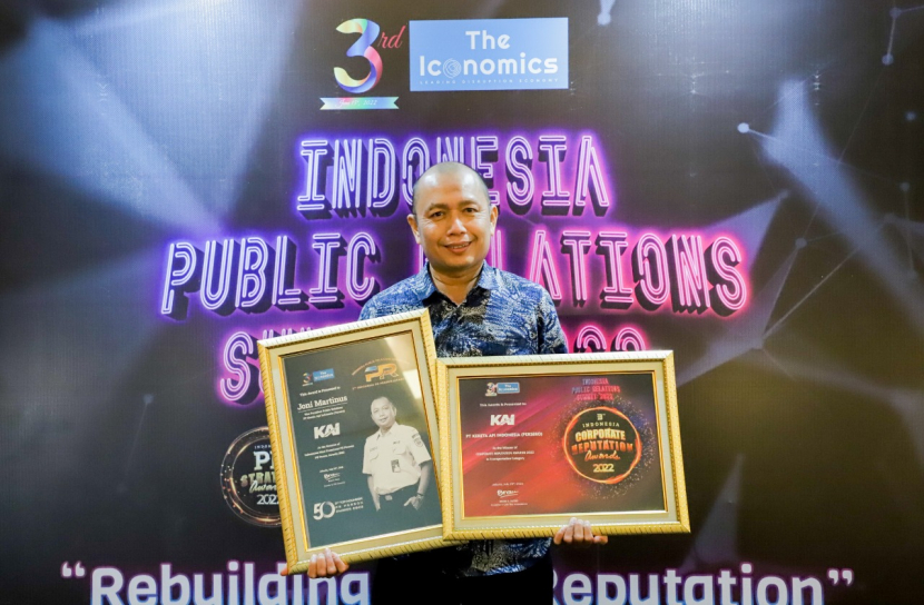 Vice President Public Relations KAI Joni Martinus saat menerima penghargaan Corporate Reputation Award in Category Transpotation 2022 di Hotel JS Luwansa, Jakarta, Jumat (29/7).