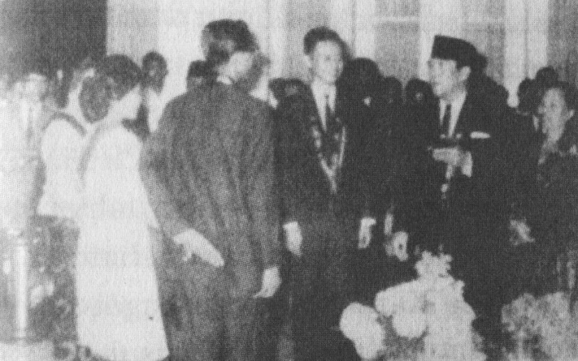 Bung Karno menerima PB HMI di Istana Bogor pada 18 Desember 1965. Terlihat Ketua Umum PB HMI, Sulastomo, berbincang dengan Bung Karno. Foto: Repro buku 