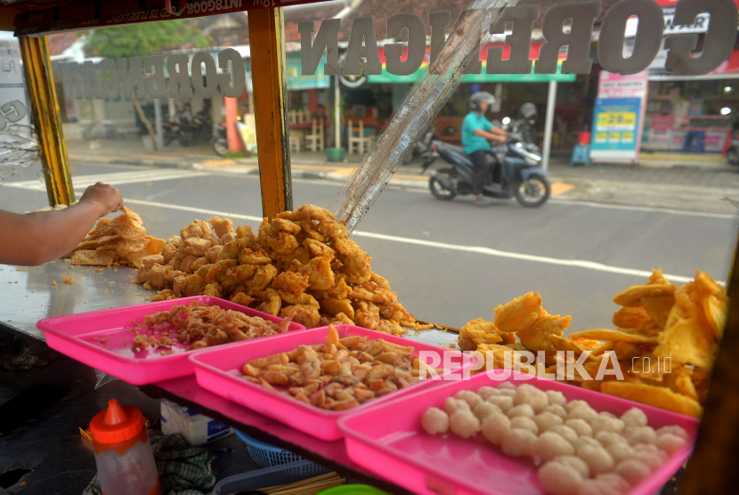 Gorengan menjadi menu favorit buka puasa di Indonesia. Foto: Republika.