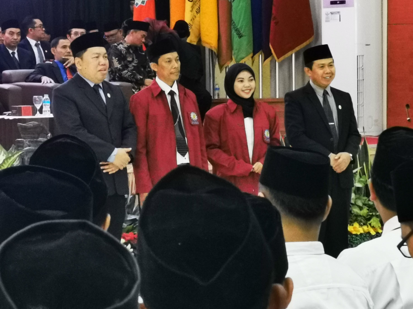 Rektor UIN Bandung Rosihon Anwar dan Direktur Pascasarjana UIN Bandung Ahmad Sarbini berfoto dengan perwakilan mahasiswa pada kegiatan Pengenalan Budaya Akademik dan Kemahasiswaan (PBAK) 2024 bagi mahasiswa pascasarjana di Gedung Anwar Musaddad UIN Bandung, Rabu (21/8/2024). (Foto: Yogi Ardhi/Republika Network) (Huawei P30 Pro). 