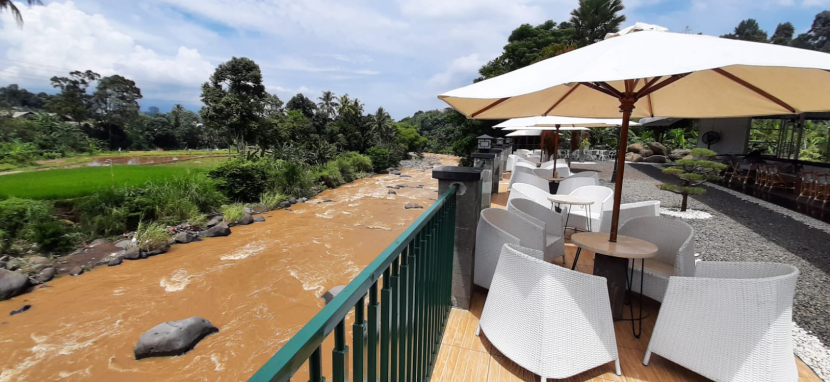 Tempat duduk bagian sisi Kali Ciliwung di Kopi Pinggir Kali, Gadog, Bogor.