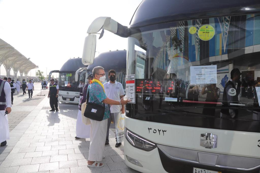 Bus yang digunakan jamaah haji Indonesia di Bandara Madinah, Arab Saudi, Rabu (24/5/2023). Foto: MCH 2023