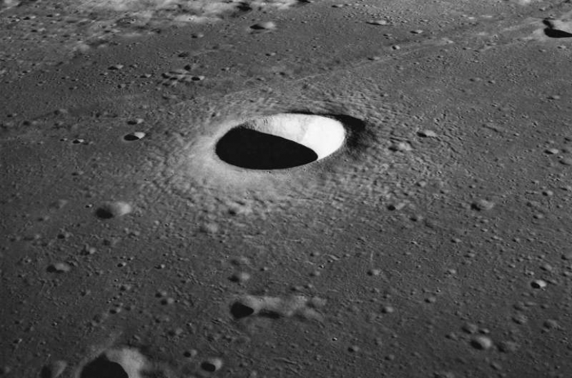 Pemandangan samping kawah Moltke Bulan diambil dari Apollo 10. Gambar: Public Domain