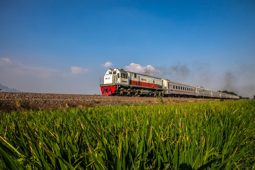 Kereta api memiliki peran yang besar dalam melestarikan lingkungan dan menyediakan mobilitas bagi masyarakat. (Foto: Dok. Humas PT KAI)