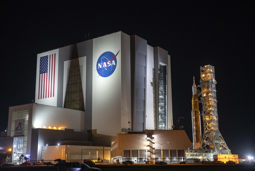 Penampakan roket SLS dengan kapsul Orion yang merupakan bagian dari misi Artemis 1 dipindahkan ke pad 39B di Kennedy Space Center, Merritt Island, Florida, AS, pada November 2022. Foto: EPA-EFE/CRISTOBAL HERRERA-ULASHKEVICH (Republika.id)