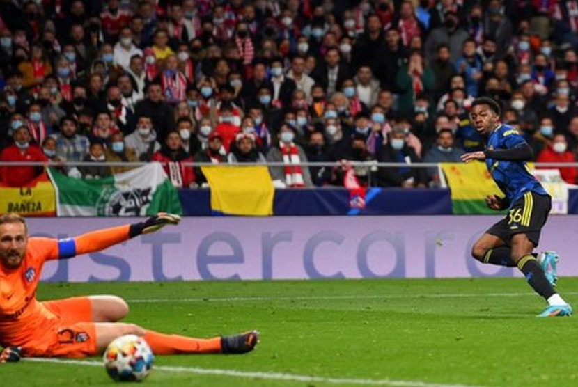 Pemain muda Manchester United Anthony Elanga mencetak gol ke gawang Atletico Madrid.