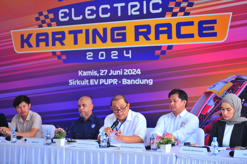 Direktur Bina Teknik Jalan dan Jembatan, Direktorat Jenderal Bina Marga Yudha Handita Pandjiriawan (tengah) menjawab pertanyaan wartawan pada acara kick off penyelenggaraan Electric Karting Race 2024 di Bandung, Kamis (27/6/2024).
