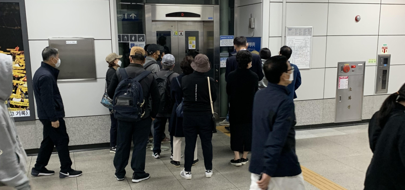 Warga lansia menunggu untuk naik lift di Stasiun Myeongdong. Foto: Fergi Nadira