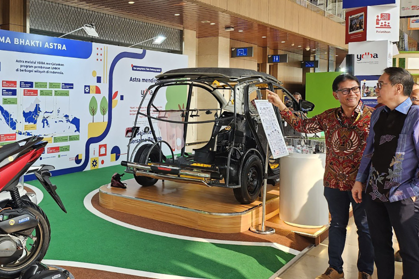 Ketua Pengurus Yayasan Dharma Bhakti Astra (YDBA), Rahmat Samulo (kiri) saat menunjukkan kontribusi Astra untuk UMKM Indonesia kepada Komisaris Utama Astra, Prijono Sugiarto (kanan) di Pameran Gaikindo Indonesia International Auto Show (GIIAS) 2024 yang berlangsung pada 18 – 28 Juli 2024 di ICE, BSD.