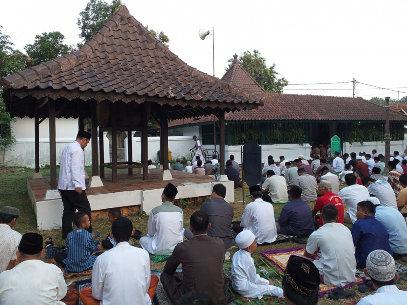 Masyarakat Cirebon melaksanakan sholat Idul Fitri tahun 2019 di Langgar Agung yang dibangun pada abad ke-15 di kompleks Keraton Kasepuhan. Fuji E Permana