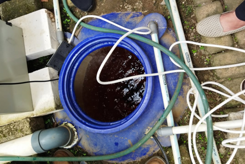 Bak tandon air hidroponik dikubur sebagai salah satu cara untuk menstabilkan suhu air tetap dingin