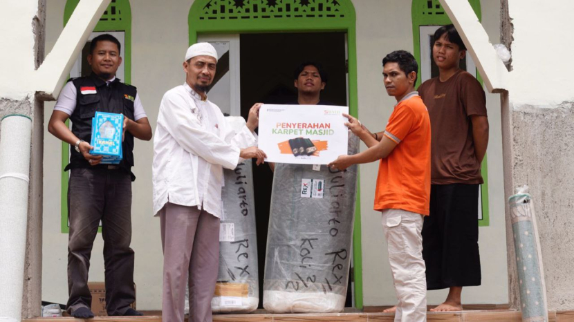 Laznas BMH Jawa Barat menyalurkan bantuan perlengkapan ibadah ke masjid di Garut. (Foto: Dok BMH)