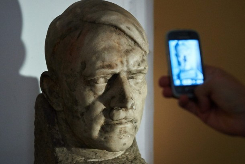 Patung marmer Hitler yang disimpan di sebuah museum di Polandia. Foto: EPA