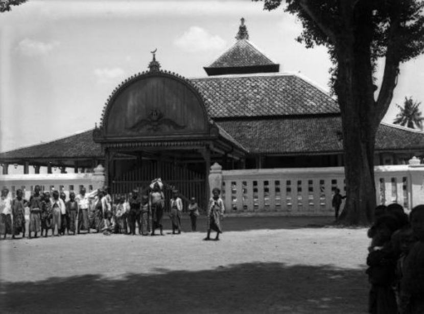 Suasana majid besar Kauman pada tahun 1880.