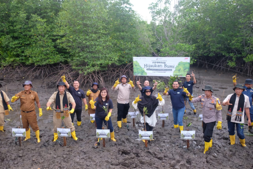 PT Federal International Finance (FIFGroup) bekerja sama dengan Pemerintah Kota Langsa, Dinas Lingkungan Hidup Kota Langsa, dan Sekolah Menengah Kejuruan Negeri (SMKN) 5 Pertanian Kota Langsa melakukan aksi tanam 500 pohon di Kawasan Hutan Mangrove Kuala Langsa, pada Selasa (5/9/2023) (foto:humas fifgroup).