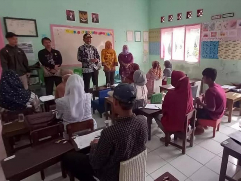 Puluhan warga yang tak bisa meneruskan pendidikannya ke jenjang yang lebih tinggi, tengah mengikuti program 'Ja-Ket' gratis. Program ini merupakan besutan Bupati Indramayu Nina Agustina agar IMP Indramayu semakin terangkat. (Diskominfo Indramayu).