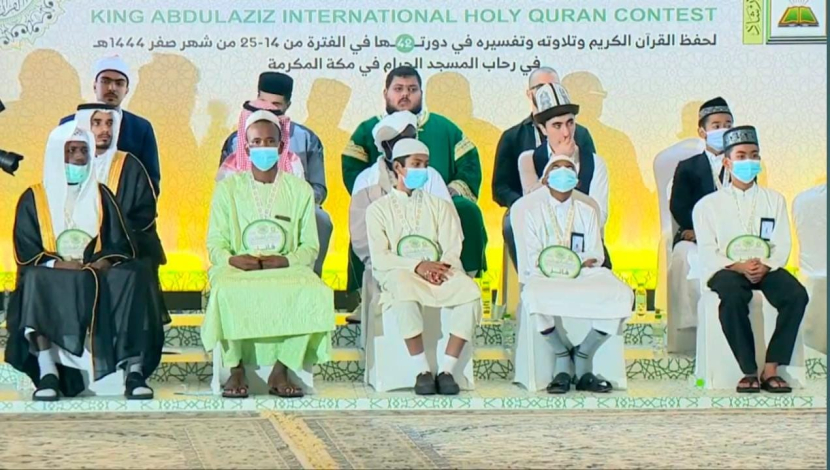 Zahran Auzan (kanan) menjadi juara 2 Musabaqah Hafalan Al-Qur'an (MHQ) Tingkat Internasional di Arab Saudi. Foto : kemenag.go.id
