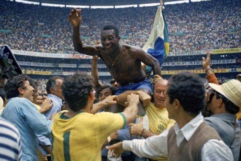 Pele. Legenda sepakbola Brasil, Pele datang bersama Santos ke Indonesia dan melakukan pertandingan persahabatan melawan Timnas Indonesia pada 21 Juni 1972. Foto: Republika