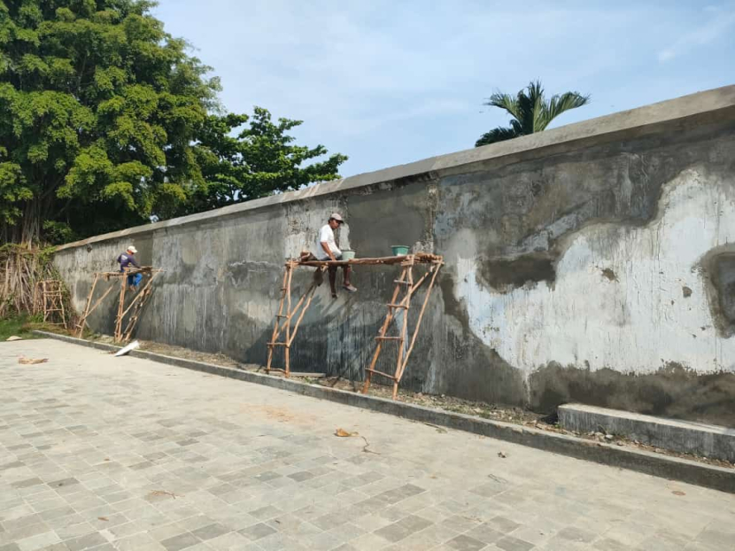 Bangunan cagar budaya eks Lembaga Pemasyarakatan (lapas) dirusak pekerja dari Dinas Kimrum Indramayu. (Dok. Istimewa)