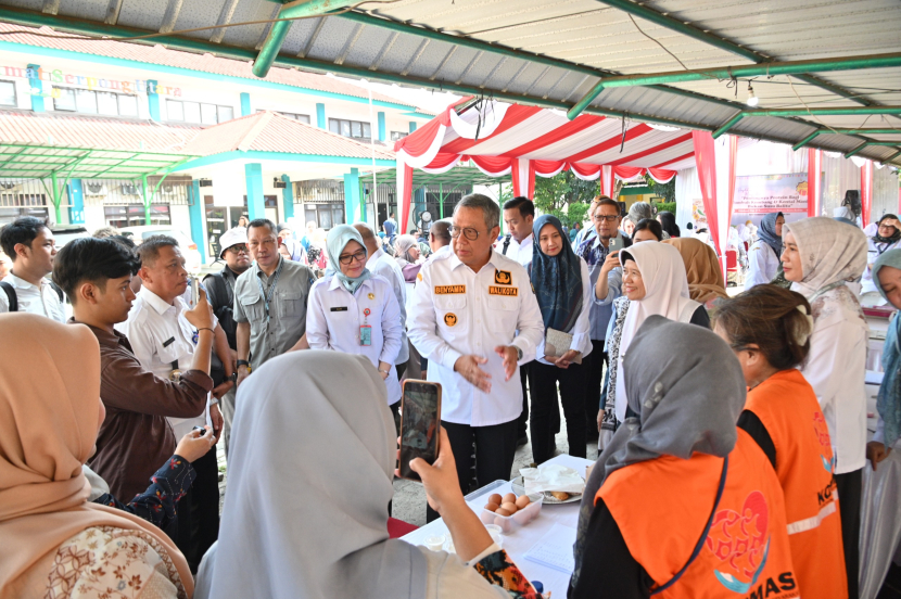 Wali Kota Tangerang Selatan (Tangsel) Benyamin Davnie (tengah) meminta masyarakat tak memberikan kental manis sebagai minuman susu untuk anak saat peringatan HUT ke-73 Ikatan Bidan Indonesia (IBI) di Kecamatan Serpong Utara, pada 26 Juni 2024. (Foto: Istimewa)