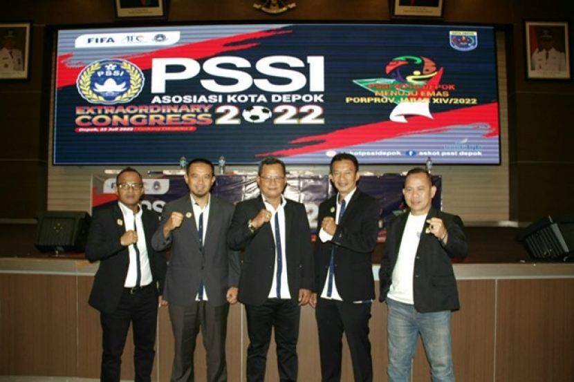 Meiyadi Rakasiwi (tengah) kembali didapuk menjadi Ketua PSSI Depok, terpilih secara aklamasi pada Sabtu (23/07/2022)