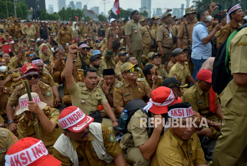 Kepala desa melakukan unjuk rasa di Komplek Senayan Jakarta menuntut perbanjangan jabatan sembilan tahun, Selasa (17/01/2023). Foto : republika