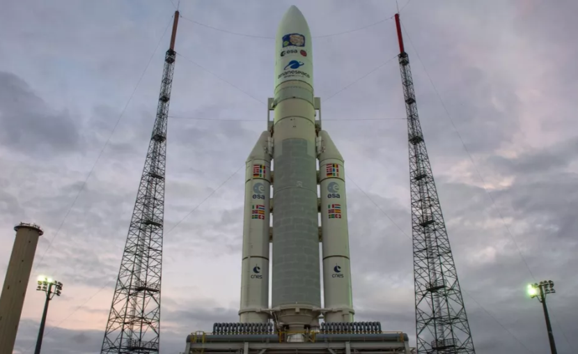 Belum berangkat. Roket Ariane 5 Eropa dengan Penjelajah Bulan es Jupiter, JUICE akan tetap berada di landasan peluncurannya di Kourou, Guyana Prancis, setidaknya satu hari lagi. Gambar: ESA/CNES/Arianespace/ Optique Video du CSG/S.Martin.