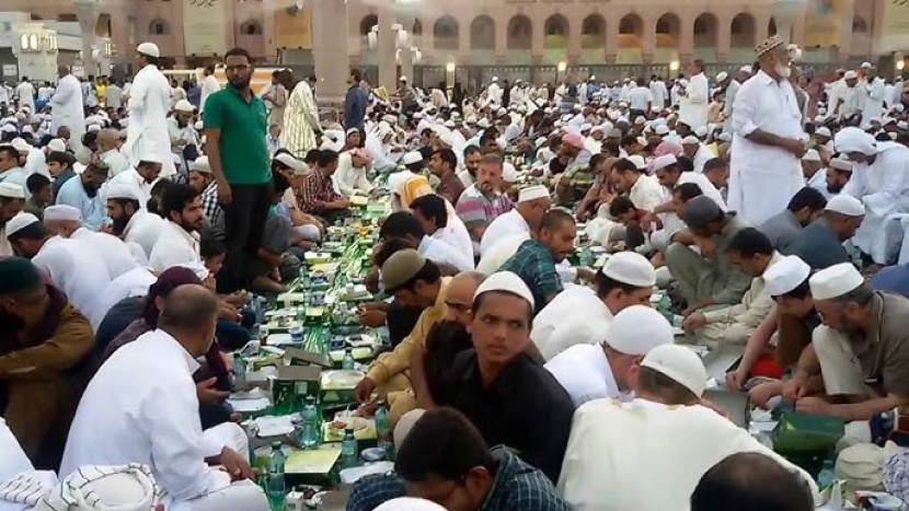 Iftar di Masjid Nabawi pada Ramadhan 2024. (foto: haramainsharifain.com)