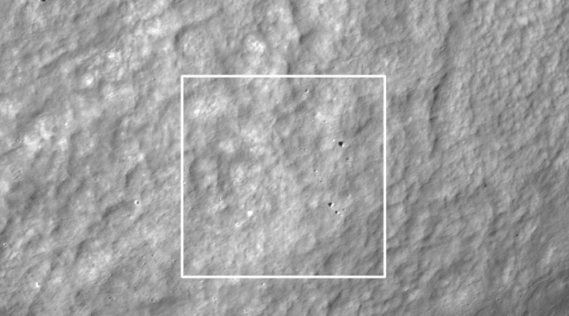 Situs pendaratan bulan swasta Jepang Hakuto-R, seperti yang terlihat oleh Lunar Reconnaissance Orbiter NASA pada 26 April 2023, sehari setelah percobaan pendaratan. Gmbar: NASA/GSFC/Arizona State University