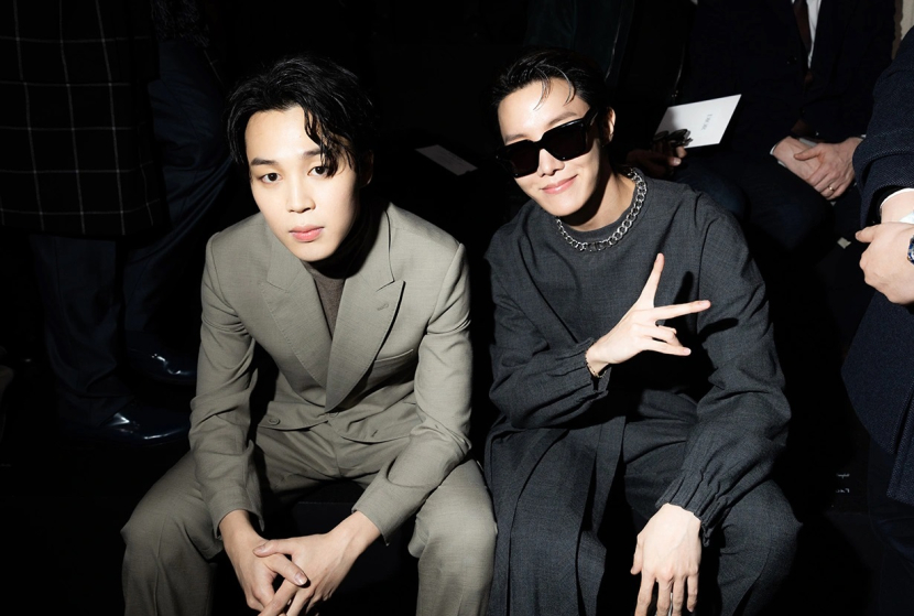 Jimin dan j-hope BTS di paris fashion week. Foto: Billboard