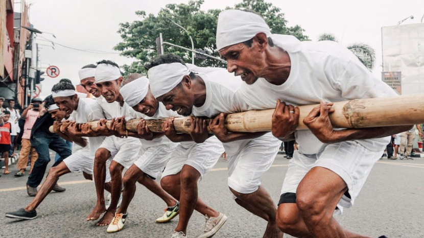 Atraksi tradisional khas Maluku, bambu gila, yang juga dapat diikuti oleh wisatawan yang berkunjung ke DSA Wisata Negeri Hila, Maluku. Desa ini juga menyimpan mushaf kuno Alquran yang ditulis tangan 1.000 tahun silam (foto: dokumentasi astra).