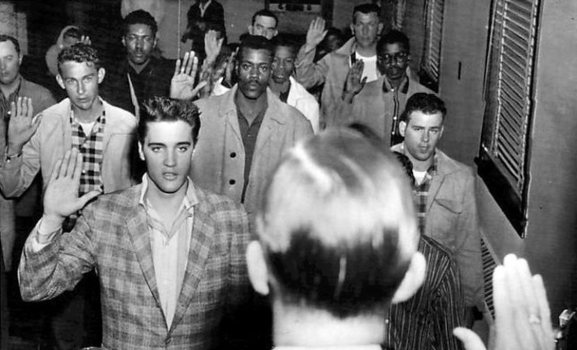 Elvis Presley sedang diambil sumpahnya saat bergabung dengan Angkatan Darat Amerika Serikat di Fort Chaffee, Arkansas, 24 Maret 1958. (AP)