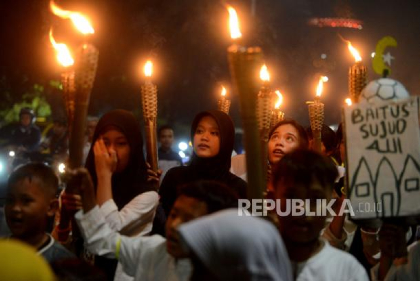 Sejumlah anak-anak mengikuti pawai obor keliling ketika merayakan malam takbiran di Kawasan Pramuka, Jakarta, Jumat (21/4/2023). Foto: Republika/Prayogi