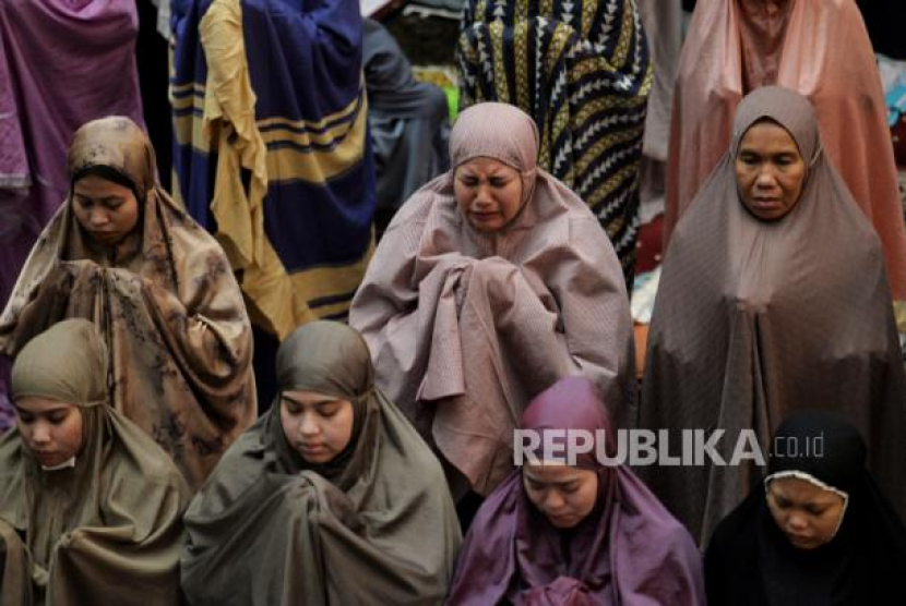 Jamaah melaksanakan shalat qiyamul lail saat beritikaf di Masjid Istiqlal, ,Jakarta, Jumat (14/4/2023) dini hari. Pada sepuluh hari menjelang berakhirnya bulan suci Ramadhan, umat muslim melakukan itikaf atau berdiam diri di masjid dengan beribadah untuk meraih malam lailatul qadar atau malam kemuliaan. Foto: Republika/Thoudy Badai