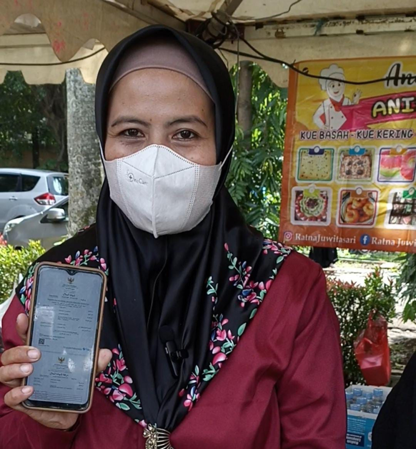 Owner Annisa Cake, Ratna Juwita memperlihatkan sertifikat halal yang sudah diperolehnya melalui metode self declare.