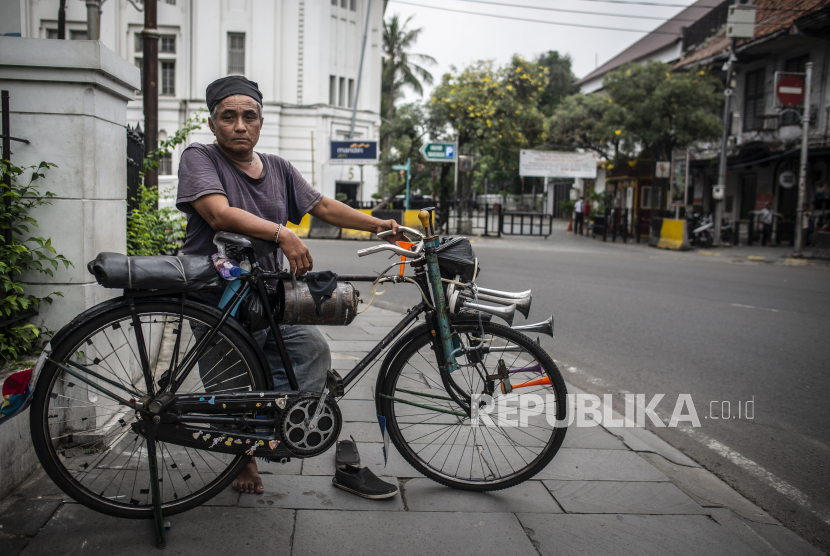 Ojek Sepeda di Kota Tua. Sepeda pernah merajai Batavia sebagai alat transportasi utama. Foto: Republika.