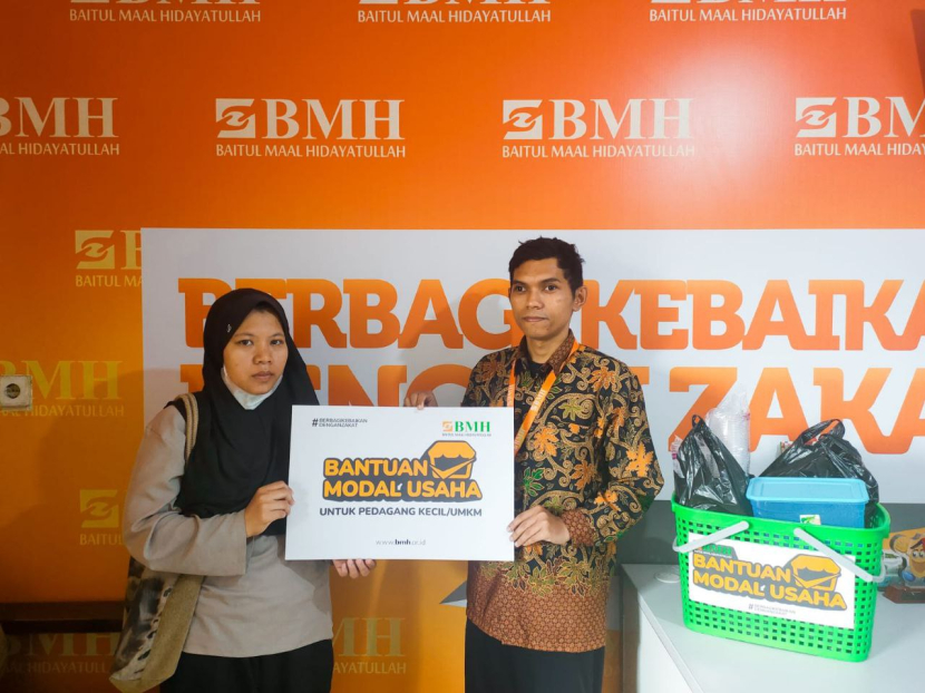 Laznas BMH Perwakilan Jawa Barat menyerahkan bantuan modal kepada Ibu Zakiah. (Foto: Dok BMH)