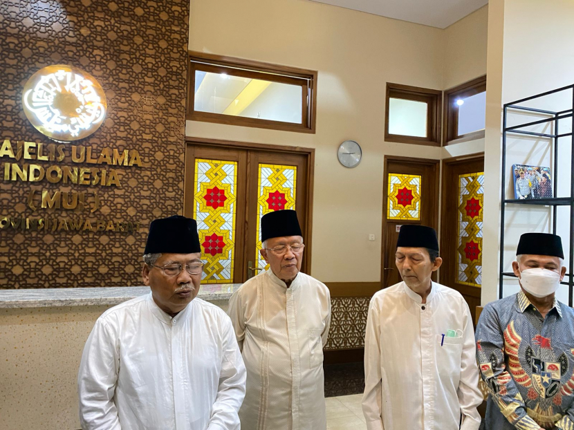 Ketua Umum MUI Jabar, Rahmat Syafei (paling kiri,red) memberi keterangan soal shalat ghaib Eril