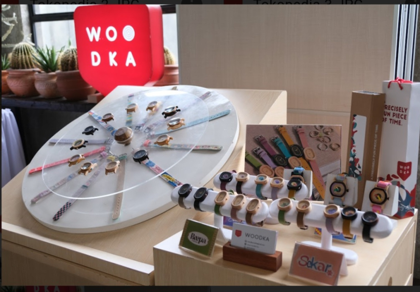 Produk Woodka jam tangan yang dibuat dari limbah kayu