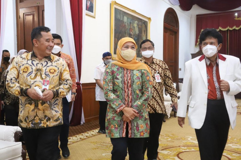 Gubernur Jatim Khofifah Indar Parawansa (tengah) didampingi Dirjen Pol PUM Kemendagri Bahtiar (kiri).