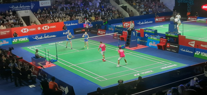 Pasangan ganda putri Indonesia, Apriyani Rahayu/Siti Fadia Silva Ramadhanti (jersey merah) mengalahkan unggulan lima dari Jepang, Mayu Matsumoto/Wakana Nagahara dengan mudah.