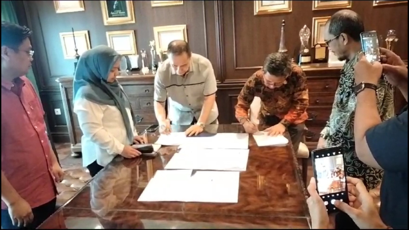 Founder ESQ Ary Ginanjar Agustian (ketiga kiri) dan Arys Hilman Nugraha (keempat kiri, berbaju batik) menandatangani kerja sama penerbitan buku ESQ New Version dan Biografi Founder ESQ yang berjudul Hamba Sang Maha Cahaya yang ditulis A. Fuadi, pada Rabu (30/08/2023) di Menara 165 ESQ, Jakarta.
