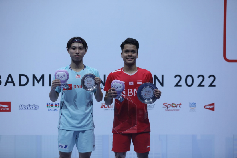 Pemain muda Jepang, Kodai Naraoka (kiri) menjadi pemain yang disorot karena telah menembus final ketiga kalinya tahun ini. Salah satunya di Singapore Open 2022 yang kemudian dikalahkan Anthony Sinisuka Ginting di babak final.