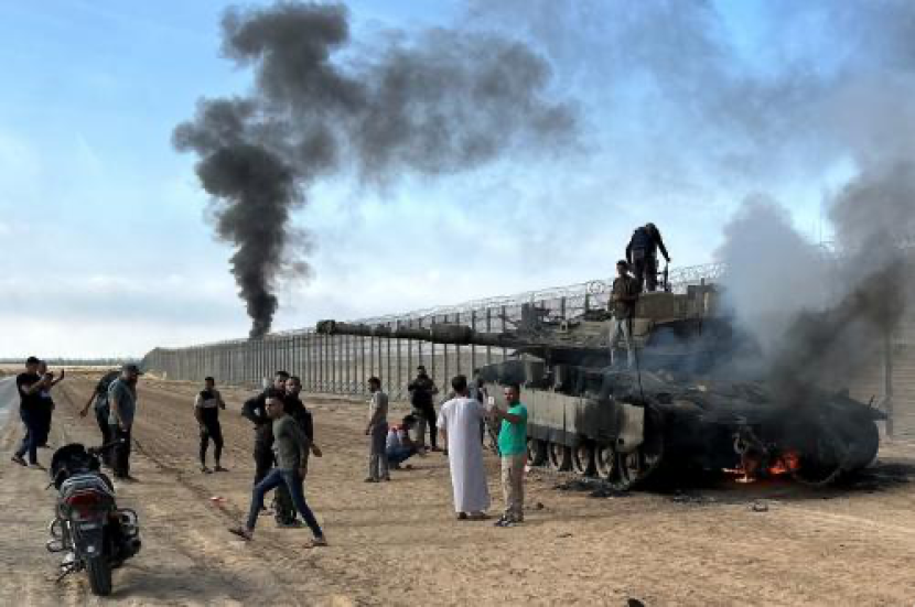 Hamas bobol pagar dan bakar tank Merkava di Gaza.