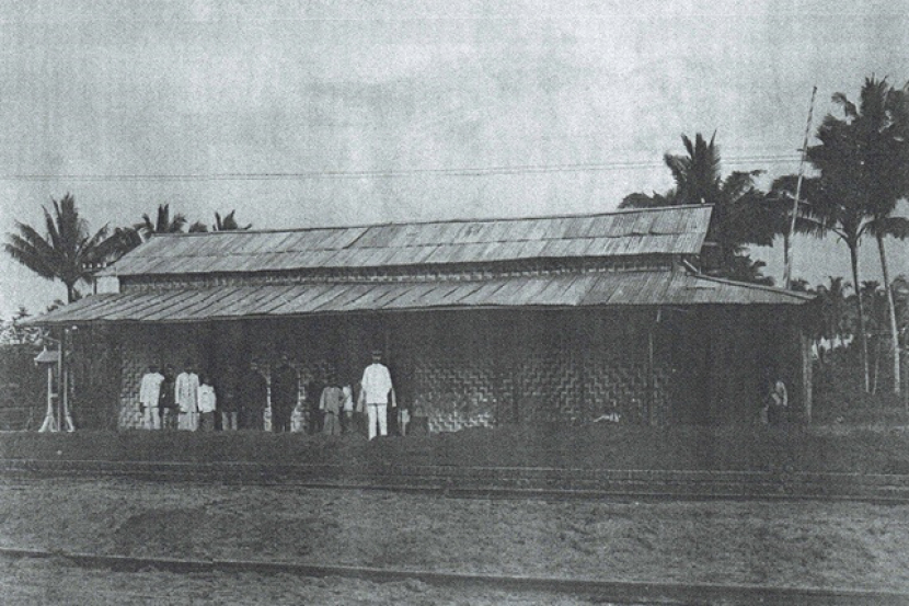Stasiun Tanjung Karang sekitar tahun 1913, tampak dinding stasiun terbuat dari bambu kayu. (Foto: Dok. Humas PT KAI)