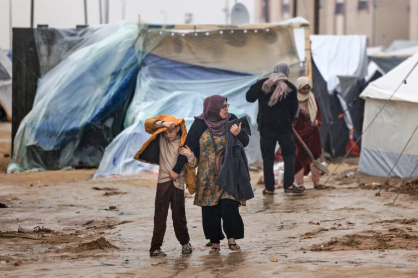 Suasana kamp pengungsi Gaza yang becek saat hujan turun.