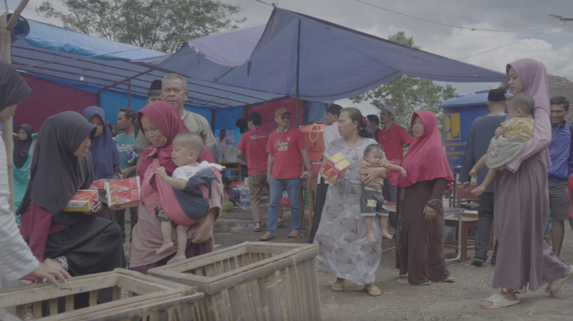 Akademisi dan praktisi bidang komunikasi yang tergabung dalam Kikom bekerja sama dengan gerai ayam goreng AyamBEK memberikan bantuan makanan cepat saji ayam beku kepada<a href=