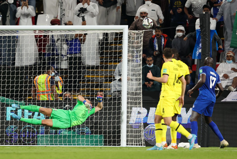 Aksi penyelamatan apik Kepa Arrizabalaga saat melawan Al Hilal pada semifinal Piala Dunia Antarklub, Kamis (10/2/2022).